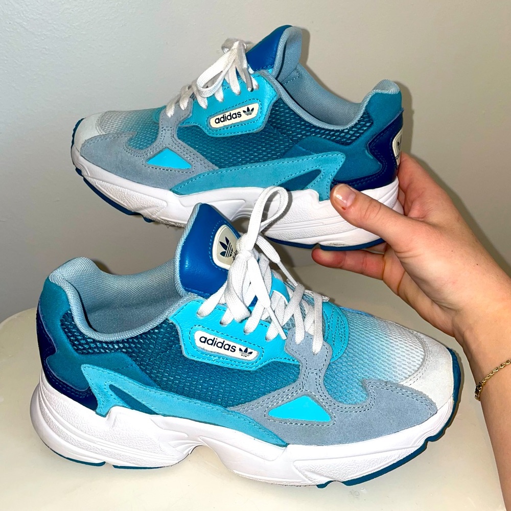 Chunky adidas sneakers size 7.5 💙